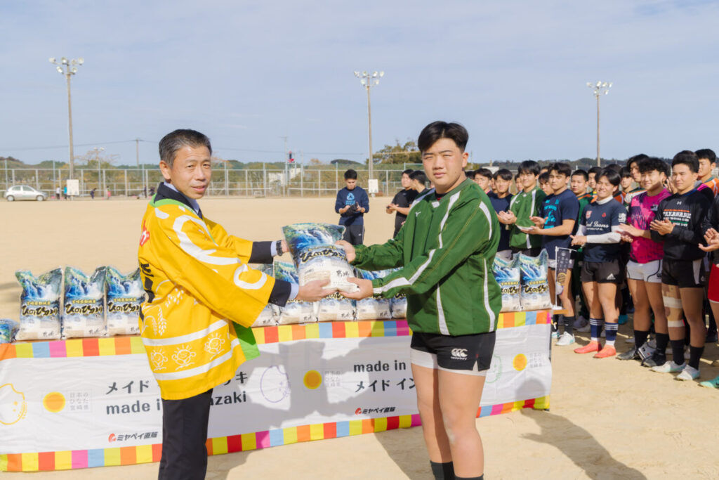 高鍋高校ラグビー部へ宮崎県産米120kg贈呈！「お米のパワーで花園ベスト8を狙います！」